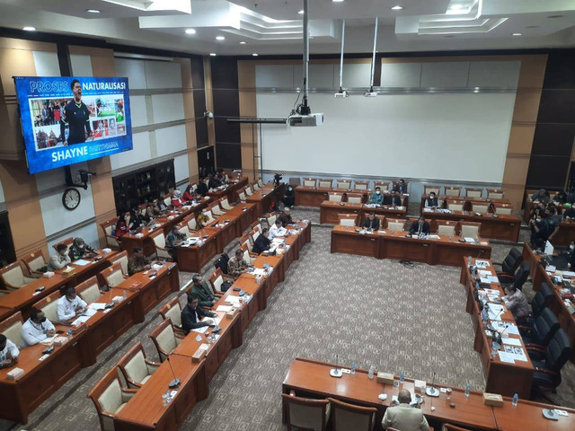 PSSI menghadiri rapat bersama Kemenkumham terkait naturalisasi Shayne Pattynama bersama Komisi III DPR RI di Gedung DPR, Jakarta, Rabu (9/11/2022). Foto: Alif Dzaky/kumparan