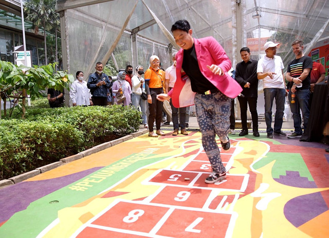 Fanta, Disparekraf, dan Bina Marga Jakarta ubah Lintas Pelican di Kuningan, Jakarta Selatan, jadi lebih berwarna,  pada Minggu (6/11/2022). Foto: Fanta