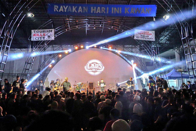 Berawal dari keresahan makin berkurangnya pagelaran musik underground di Yogyakarta serta seniman musik lokal yang lambat laun mulai menepi dari hingar bingar panggung musik, komunitas pendukung PSIM Jogja 'Lamindet Society' menggelar event bertajuk From Terrace to The Stage di Jogja National Museum, Minggu (22/12/2019). Foto : terracestage