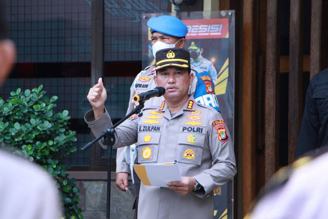 Kabid Humas Polda Metro Jaya Kombes Endra Zulpan saat menjadi pemimpin apel pagi di Mapolsek Kebon Jeruk, Jakarta Barat, Rabu (9/11).  Foto: Dok. Istimewa