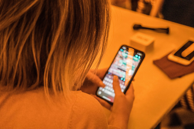 Ilustrasi menulis 07334 dalam chat. Foto: Unsplash