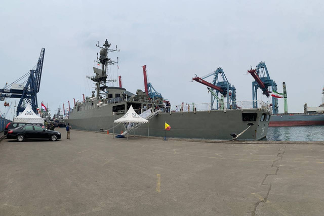 Kapal perang fregat kelas Moudge IRIS Dena dari Angkatan Laut Iran berlabuh di Pelabuhan Tanjung Priok di Jakarta sejak Sabtu (5/11). Foto: Jemima Shalimar/kumparan