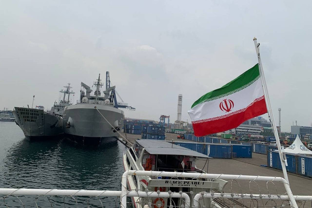 Kapal perang fregat kelas Moudge IRIS Dena dari Angkatan Laut Iran berlabuh di Pelabuhan Tanjung Priok di Jakarta sejak Sabtu (5/11). Foto: Jemima Shalimar/kumparan