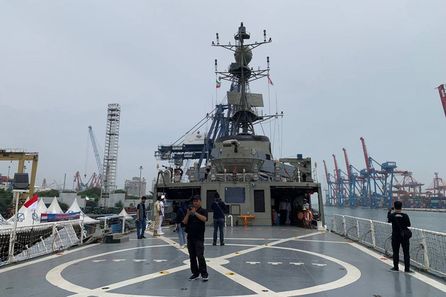 Kapal perang fregat kelas Moudge IRIS Dena dari Angkatan Laut Iran berlabuh di Pelabuhan Tanjung Priok di Jakarta sejak Sabtu (5/11). Foto: Jemima Shalimar/kumparan