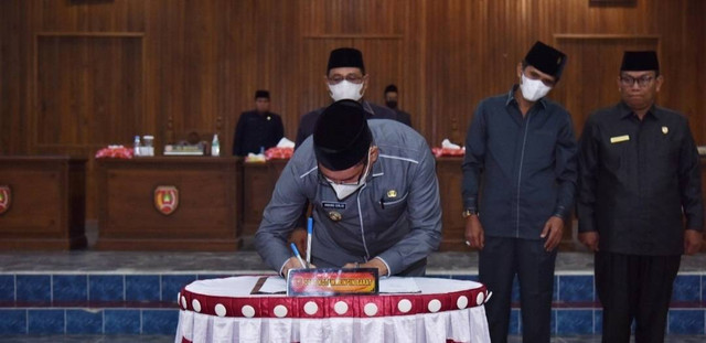 Kesepakatan ini ditandai dengan penandatanganan berita acara persetujuan bersama ranperda oleh Pj. Bupati dan unsur ketua DPRD. Foto Prokom