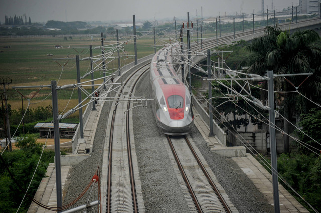 Foto udara rangkaian Electric Multiple Unit (EMU) menjalani persiapan untuk uji dinamis di Tegalluar, Kabupaten Bandung, Jawa Barat, Rabu (9/11/2022). Foto: Raisan Al Farisi/Antara Foto
