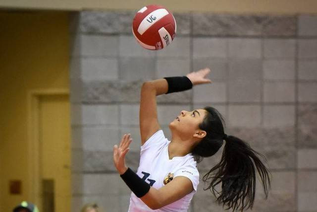 Servis yang dilakukan dengan menggunakan ayunan lengan dari atas kepala disebut overhand serve. Foto: cluboneaz