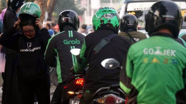Ojek online menunggu orderan di sekitar Stasiun Pasar Minggu, Jakarta Selatan. Foto: Irfan Adi Saputra/kumparan