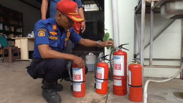 Petugas Damkar Sumedang mengecek kondisi APAR di salah satu perkantoran. Foto: Diskominfosanditik Sumedang