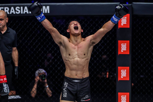 Hiroki Akimoto saat mengalahkan Capitan Petchyindee di ONE X. Foto: ONE Championship