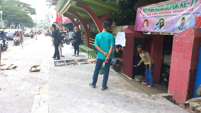Pembangunan trotoar di depan SDN Pondok Cina 1, Kecamatan Beji, Kota Depok, Rabu (9/11/2022). Foto: Dok. Istimewa