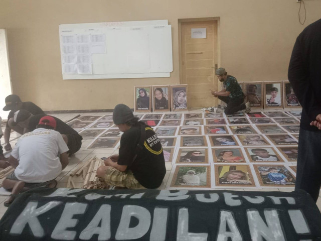 Aremania mempersiapkan foto foto korban yang akan dibawa dalam aksi pada 40 Hari Tragedi Kanjuruhan (M Sholeh)Foto: Keranda yang digunakan Aremania dalam aksi pada 27 Oktober 2022 lalu. foto/Tugumalang/M Sholeh