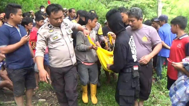 Proses evakuasi jasad seorang warga yang ditemukan tersangkut di tangkai kayu di pinggir sungai, di Toraja Utara. Foto: Dok. Istimewa