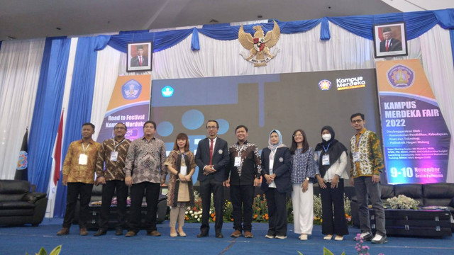 Foto bersama dalam pembukaan Kampus Merdeka Fair 2022 di Graha Polinema. Foto / Feni Yusnia