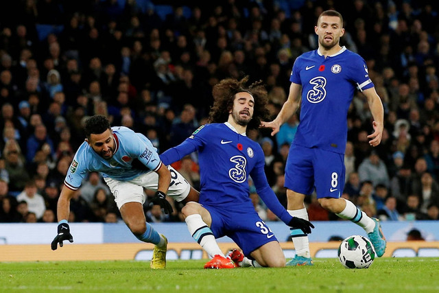 Pemain Manchester City Riyad Mahrez berebut bola dengan pemain  Chelsea Marc Cucurella pada pertandingan babak ketiga Piala Carabao di Stadion Etihad, Manchester, Inggris. Foto: Craig Brough/REUTERS