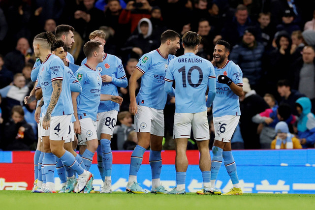 Selebrasi pemain Manchester City usai mencetak gol ke gaang Chelsea  pada pertandingan babak ketiga Piala Carabao di Stadion Etihad, Manchester, Inggris. Foto: Jason Cairnduff/REUTERS