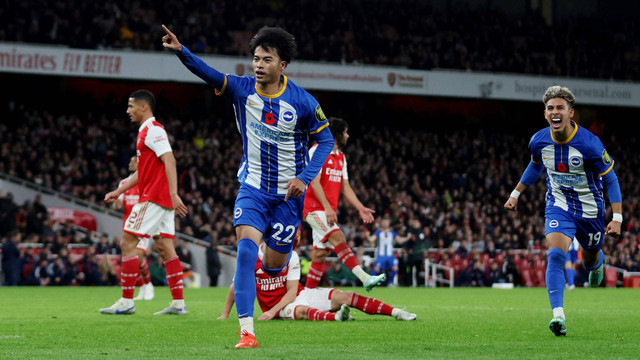 Selebrasi pemain Brighton & Hove Albion Kaoru Mitoma usai mencetak gol ke gawang Arsenal pada pertandingan babak ketiga Piala Carabao di Stadion Emirates, London, Inggris. Foto: Matthew Childs/REUTERS