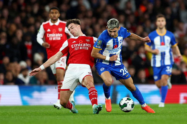 Pemain Arsenal Kieran Tierney berebut bola dengan pemain Brighton & Hove Albion Julio Enciso pada pertandingan babak ketiga Piala Carabao di Stadion Emirates, London, Inggris.
Foto: David Klein/REUTERS