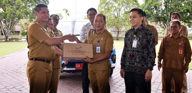 Pj. Bupati Kobar saat memberikan bantuan kepada RSUD Sultan Imanuddin dan RS Harapan Insani. Foto: Prokom