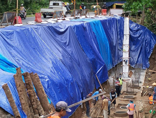 Perbaikan talud longsor di Jalan Jogja-Wonosari yang masih berlangsung. Foto: erfanto/Tugu Jogja