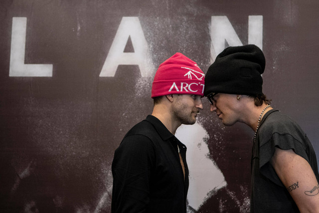 Dua personel grup musik LANY Jake Goss (kiri) dan Paul Klein (kanan) berpose sebelum tampil dalam konsernya bertajuk "a november to remember Asia Tour 2022" di ICE BSD, Tangerang, Banten, Rabu (9/11/2022). Foto: Muhammad Adimaja/Antara Foto