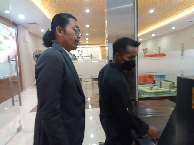 Taqy Malik tiba di Bareskrim Polri, bakal diperiksa soal kasus Net89, Kamis (10/11). Foto: Jonathan Devin/kumparan