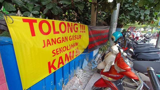 Suasana SDN Pondok Cina 1 Depok di tengah polemik pembangunan masjid dan trotoar, Kamis (10/11/2022). Foto: Annisa Thahira Madina/kumparan.
