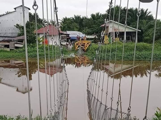 Jembatan gantung Gelamak Sambas ambruk. Foto: Dok. Istimewa