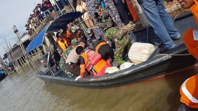 Evakuasi korban tenggelam di Perairan Tanjung Medang, Kota Dumai, Riau. (Dok. SAR)