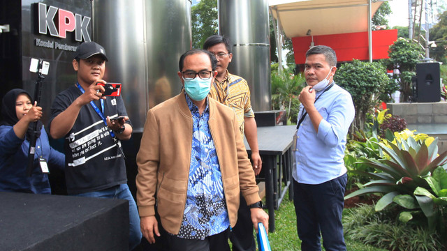 Hakim Agung Gazalba Saleh (tengah) berjalan meninggalkan Gedung Merah Putih KPK usai pemeriksaan di Jakarta, Kamis (27/10/2022). Foto: Reno Esnir/Antara Foto