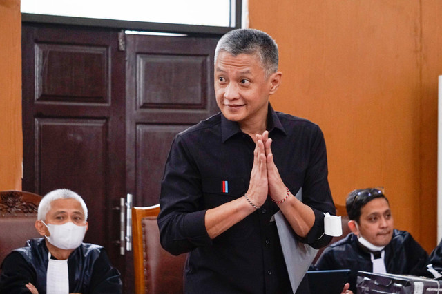 Terdakwa kasus perintangan penyidikan pembunuhan berencana Brigadir Yoshua, Hendra Kurniawan dan Agus Nurpatria tiba untuk menjalani sidang dengan agenda pemeriksaan saksi di ruang sidang Pengadilan Negeri Jakarta Selatan, Kamis (10/11/2022).  Foto: Jamal Ramadhan/kumparan