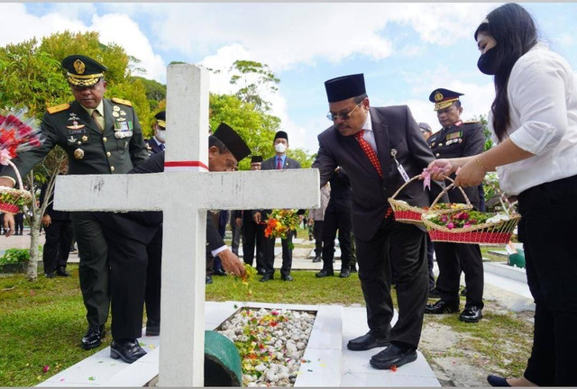 Sekda Kalteng Nuryakin beseerta sejumlah pejabat di Kalteng saat berziarah ke Taman Makam Pahlawan (TMP) dan menabur bunga.(FOTO: Dokumen MMC Kalteng). 