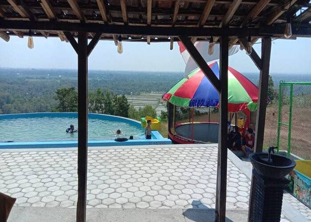 wahana kolam renang dan trampolin di Gunung Pegat (Hanifah Nurul Alim/Kumparan)