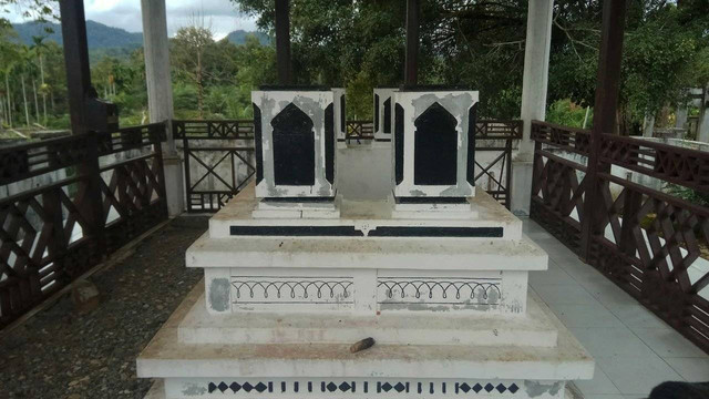 Makam Pocut Baren di Sungai Mas, Aceh Barat. Foto: Habil Razali