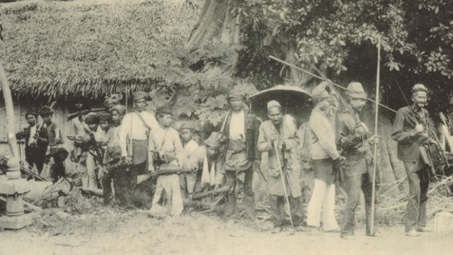 Orang-orang dengan senjata di Aceh. Foto: Dok. KITLV