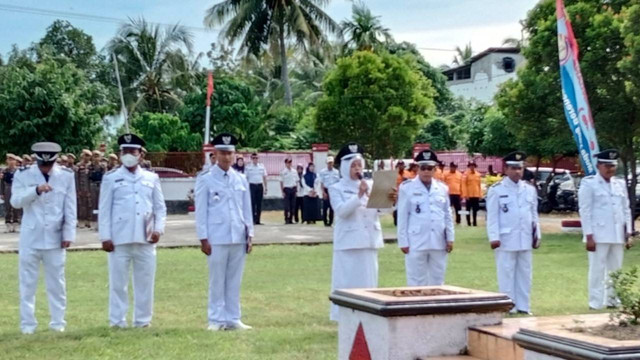 7 Kades di Parigi Moutong bacakan pesan para Pahlawan Nasional di upacara peringatan Hari Pahlawan, Kamis (10/11) di Halaman Kantor Camat Toribulu, Kabupaten Parigi Moutong. Foto: Diskominfo Parimo