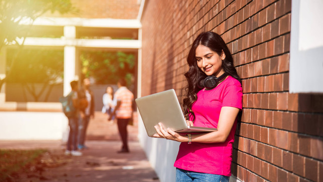 Ilustrasi mahasiswa sedang mengerjakan tugas. Foto: StockImageFactory.com/Shutterstock