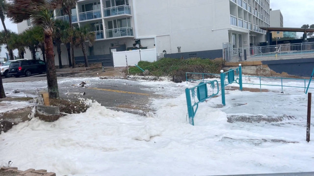 Ombak besar menerjang di Pantai Daytona, sebelum perkiraan kedatangan badai tropis Nicole, di Volusia County, Florida, AS, Rabu (9/11/222). Foto: Twitter @eric_liebman/via REUTERS