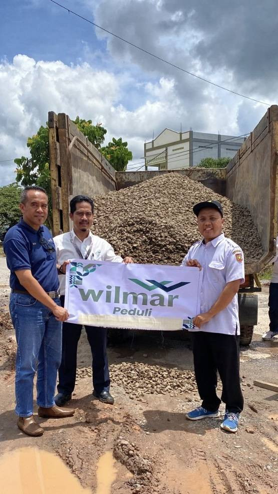 Partisipasi tanah agregat type A sebanyak 20 M3, diserahkan langsung oleh Head Unit PT. Sinar Alam Permai-Kumai Bapak Husni Effendi (tengah) bersama CD-CSR CKP (Central Kalimantan Project) Bapak Maman Sucherman (kiri) dan diterima langsung oleh Dinas PUPR Kotawaringin Barat Bapak Nur Khozin (kanan). Foto: PT. SAP-Kumai