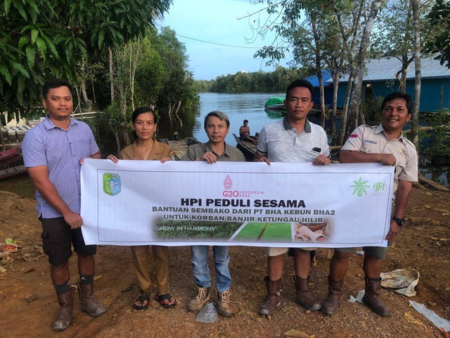 PT BHA (HPI Group) menyalurkan bantuan paket sembako untuk korban banjir di Kecamatan Ketungau Hilir. Foto: Dok. PT BHA