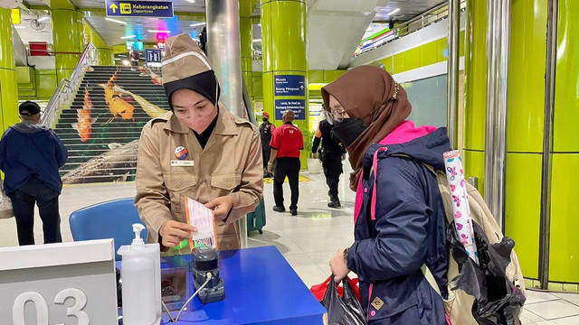 Petugas PT KAI di Stasiun Gambir dan Pasar Senen, kostum bertema pahlawan di momen Hari Pahlawan Kamis (10 /11/2022). Foto: KAI