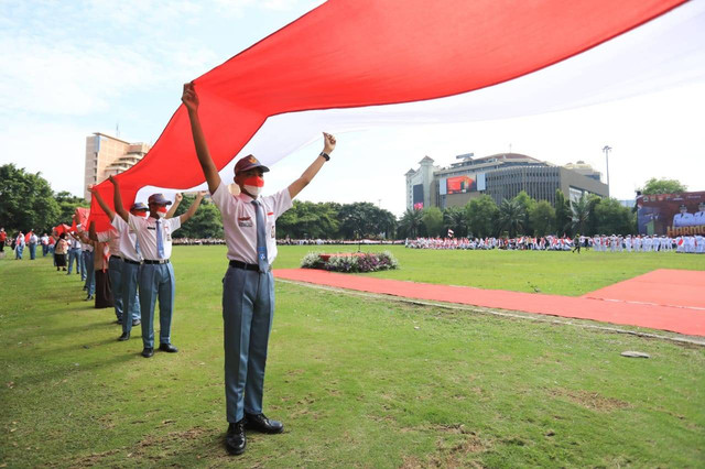 Seorang siswa sedang mengikuti kirab bendera merah sepanjang 1.001 meter untuk peringati Hari Pahlawan di Jawa Tengah, Kamis (10/11/2022). Foto: istimewa