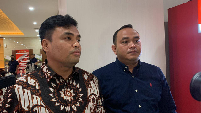 Pengacara PT Unipharma, Hermansyah Hutagalung (kiri) di Bareskrim Polri, Kamis (10/11/2022). Foto: Jonathan Devin/kumparan