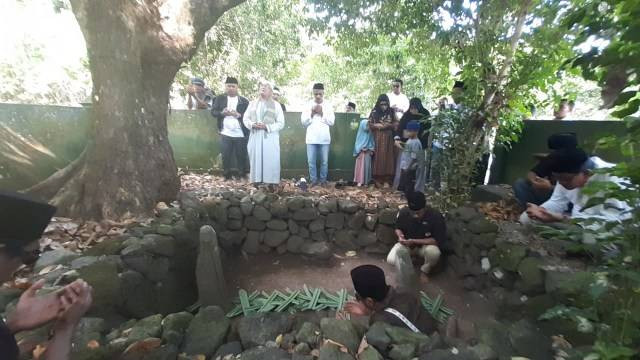 Ziarah Makam Sultan Syaifuddin alias Jou Kota di Kelurahan Tomalou dalam rangkaian kegiatan Haul Nuku di 2019. Foto: Faris Bobero/cermat