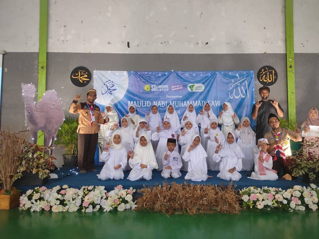 Kolaboraksi Dompet Dhuafa bersama SD Labschool Cibubur menggelar acara Maulid dengan pendekatan secara Story Telling pada (Rabu, 26/10/2022) dengan tema “Mewujudkan Generasi Islami, Cinta Nabi dan Berakhlak Mulia” yang di bawakan oleh Ka Cahyo Ahmad Irsyad yang merupakan salah satu Islamic Story Telle.