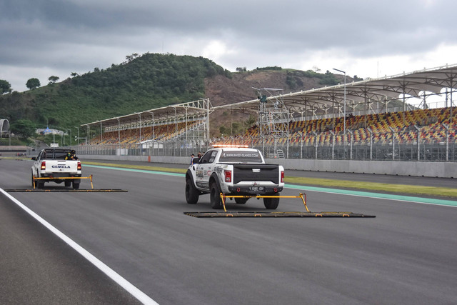 Petugas mengoperasikan mobil pembersih lintasan di Pertamina Mandalika International Street Circuit di KEK Mandalika, Desa Kuta, Kecamatan Pujut, Praya, Lombok Tengah, NTB, Kamis (10/11/2022). Foto: Ahmad Subaidi/ANTARA FOTO