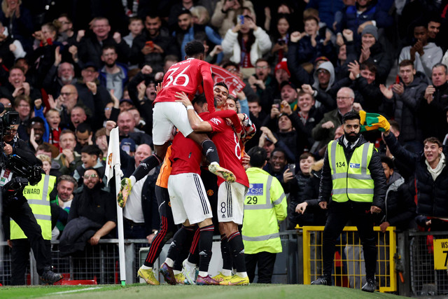 Selebrasi pemain Manchester United usai mencetak gol ke gawang Aston Villa Ashley Young pada pertandingan Babak Ketiga Piala Carabao di Old Trafford, Manchester, Inggris.
 Foto: Carl Recine/REUTERS