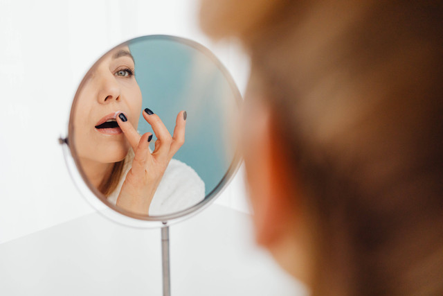 Ilustrasi melakukan perawatan untuk bibir gelap. Foto: Unsplash