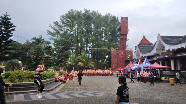 Keseruan salah satu siswa SMAN Jogoroto mencoba flying fox. Foto / Feni Yusnia