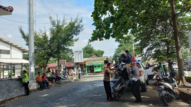 Polisi tengah mengevakuasi motor yang ditabraki truk di prempatan terminal Banyumanik Kota Semarang. Foto: Intan Alliva/kumparan